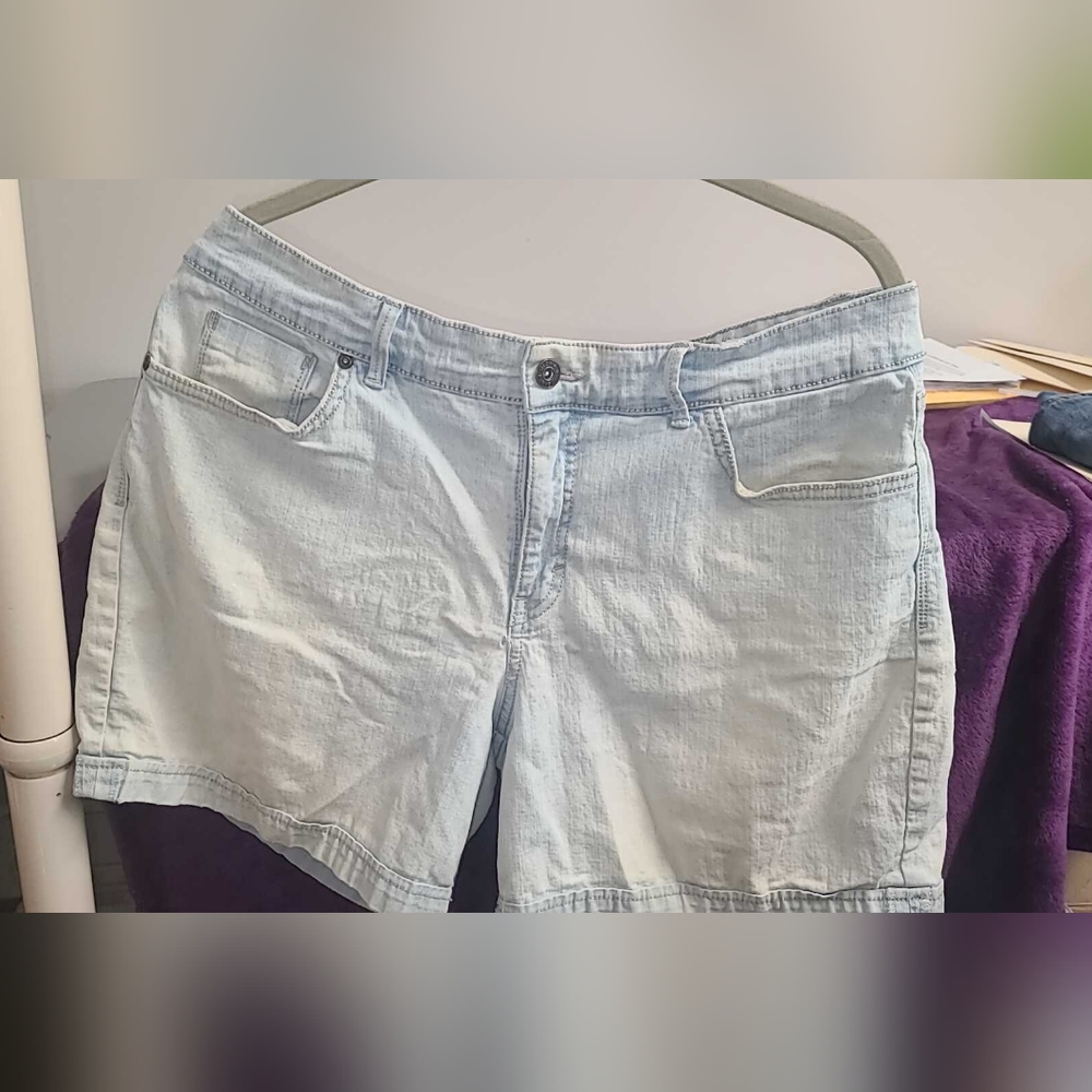 Gloria Vanderbilt Denim Shorts, Size 14